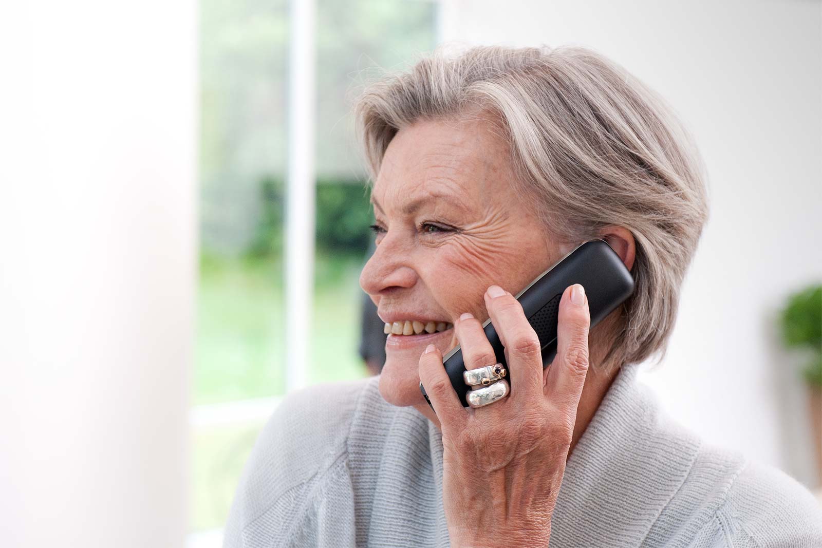 phone-dex-woman-talking-on-phone